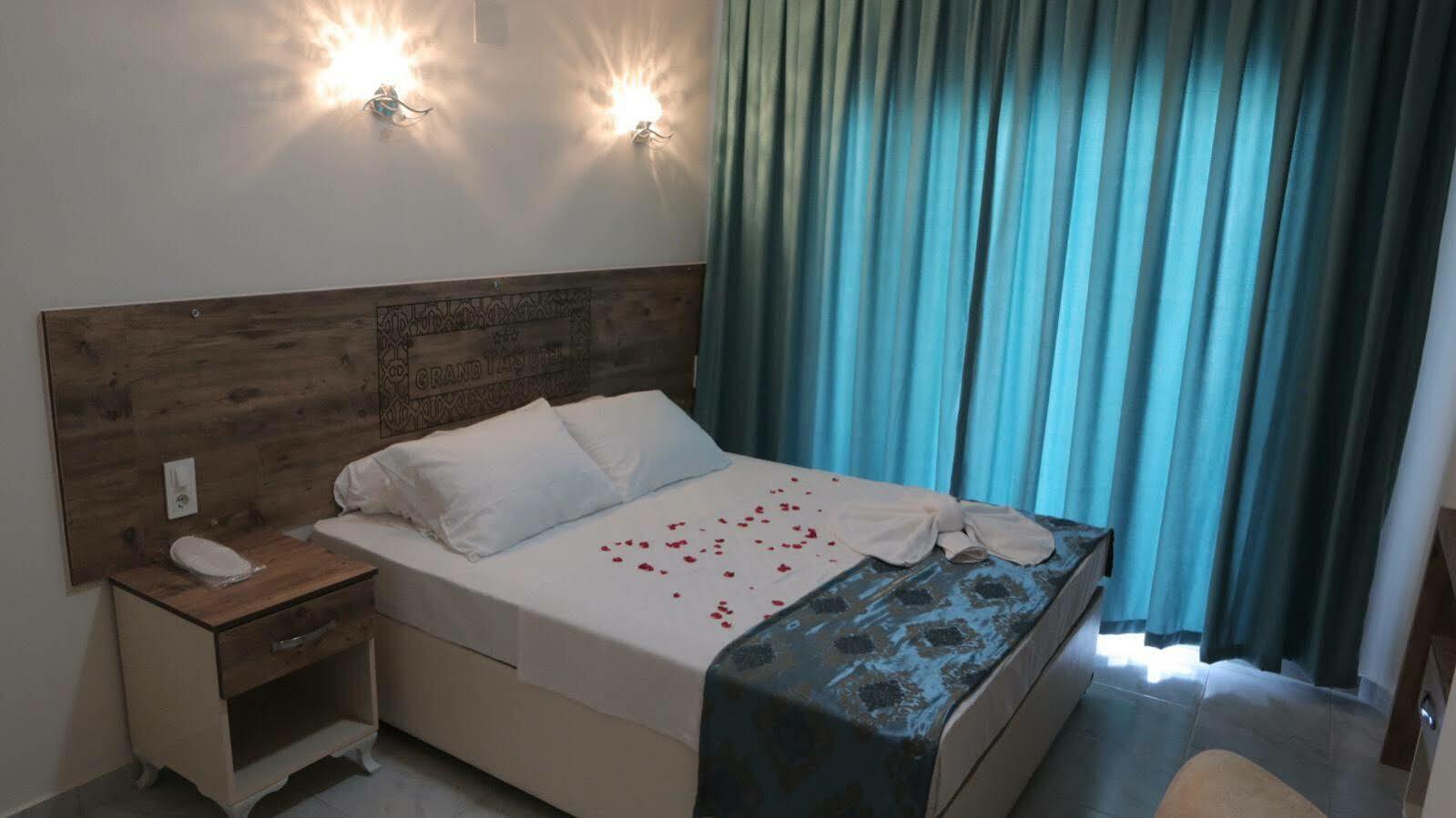 Grand Tas Otel Mut Bagian luar foto
